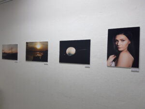 upphängda bilder i en galleri