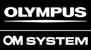 Olympus OM System logotyp. Sponsor av Riksfototräffen